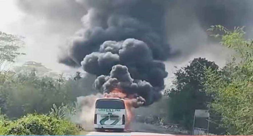 বরিশালে চলন্ত বাসে আগুন